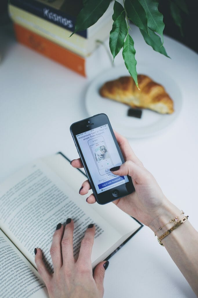 holding-smartphone-to-read-book