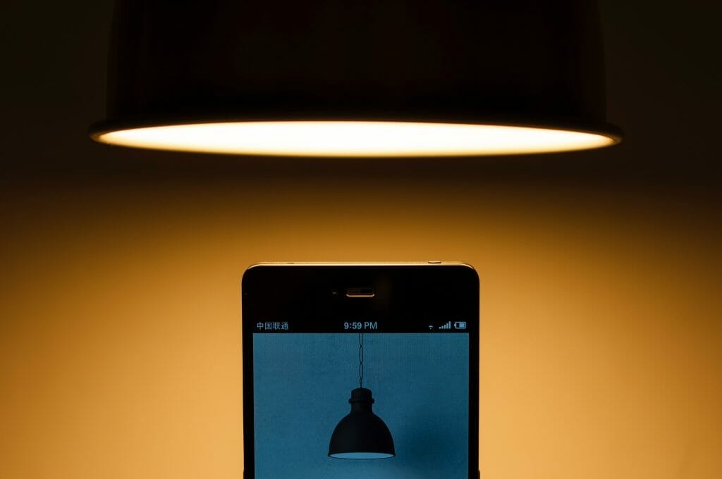 smartphone-and-lamp